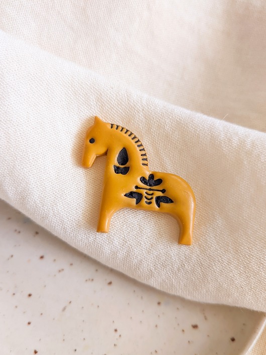 przypinki Pin przypinka z koniem w kolorze musztardowym hobby horse dla koniary