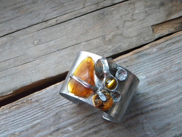 bransoletki wire wrapping Surowe bursztyny ze złotym akcentem -  bransoleta mankiet CUFF