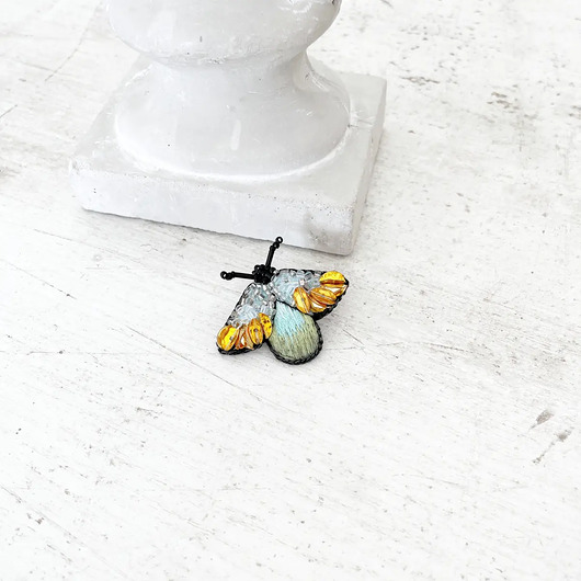 broszki Broszka BZYK 44 ręcznie haftowana przypinka owady koraliki dzień kobiet