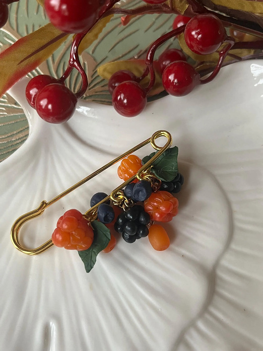 broszki Ręcznie robiona broszka z jagodami moroszki 