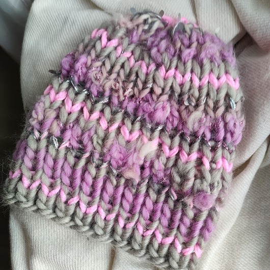 czapki damskie Wełniana czapka szaro różowa na drutach WOOLLY pink fantasy