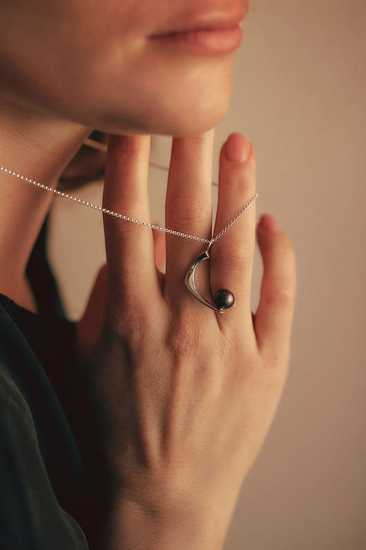 wisiory PEARL / glossy silver necklace with dark pearl