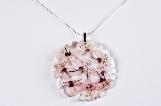 Naszyjnik z różowymi kwiatkami w żywicy So Jewelry