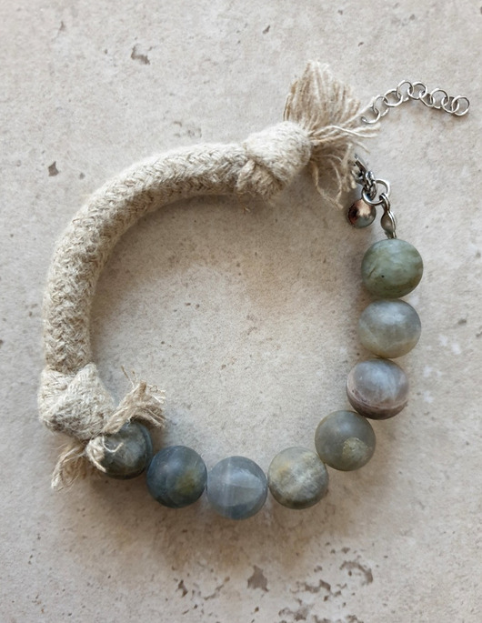 bransoletki z kamieni naturalnych Bransoletka z  labradorytem i lnianym sznurem
