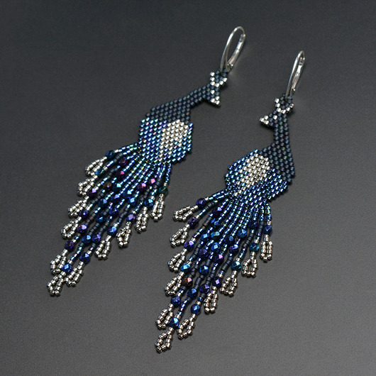 kolczyki szklane Pawie granatowe, kolczyki z frędzlami, beading