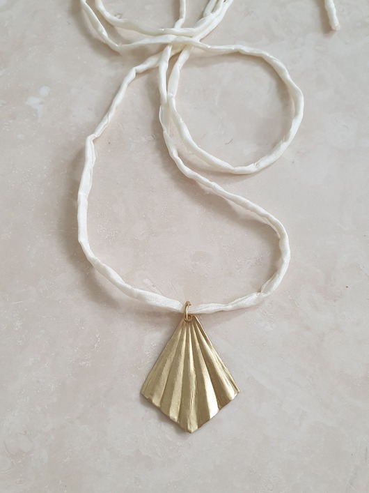 wisiory Naszyjnik ORIGAMI mały na jedwabnej wstążce, kremowy, mosiądz surowy