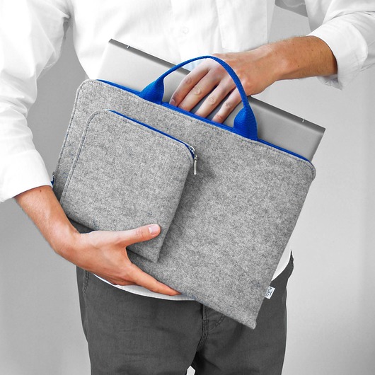 etui na laptopa MACBOOK etui filcowe niebieskie raczki i zamek