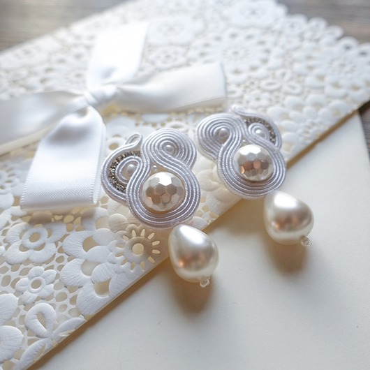 Ślubne kolczyki sutasz z fasetowanymi perłami Mró Soutache