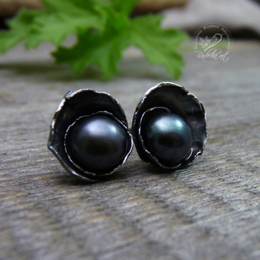 Pearl Bells - Black Radecka art