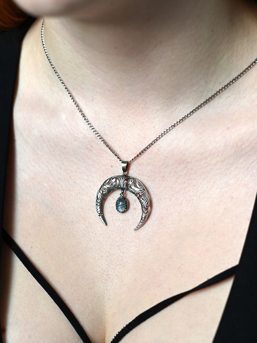 wisiory Lunula  z kamieniem księżycowym - zawieszka