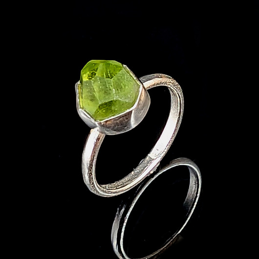 pierścionki srebrne Pierścionek wiosna- peridot w blasku srebra