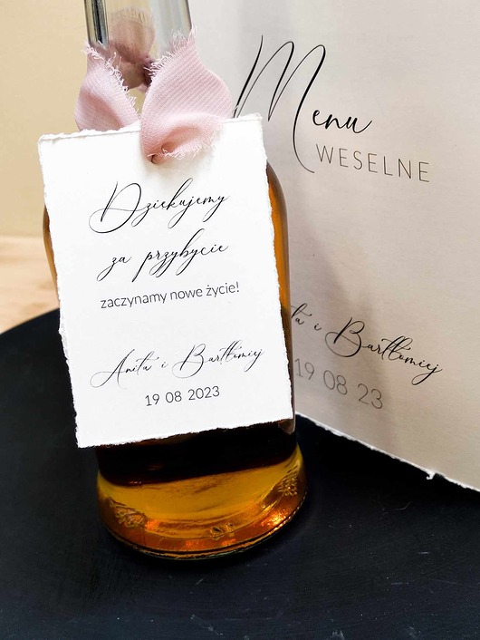 dodatki ślubne Zawieszka etykieta na alkohol z rwanymi bokami i wstążką szyfonową