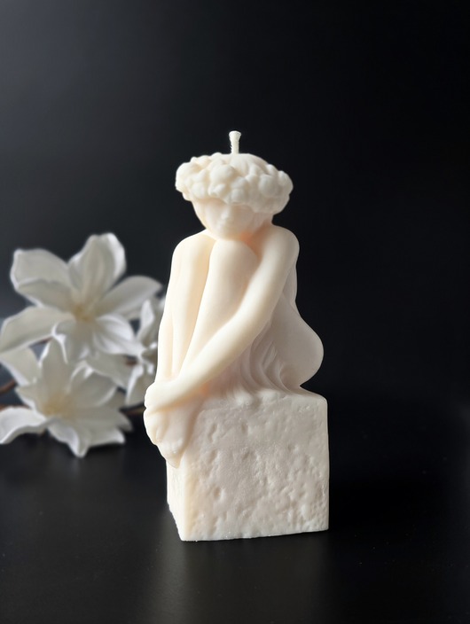 świeczniki i świece Świeca sojowa Tulia - kobieta na kamieniu