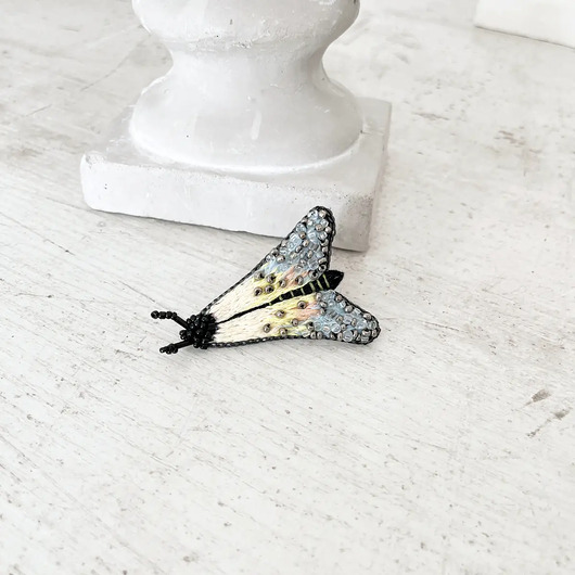 broszki Broszka ĆMA 13 ręcznie haftowana przypinka owady motyle