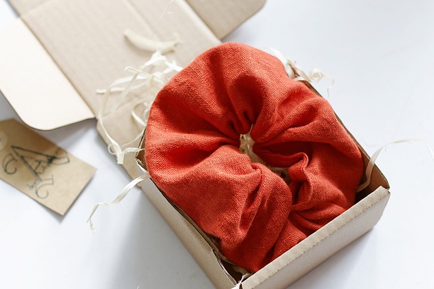 lniana gunka scrunchie pomarańczowa Dom Artystyczny