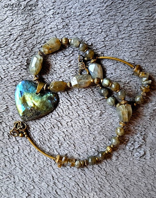 korale Elegancki naszyjnik z labradorytu z cudnie mieniącym się sercem handmade