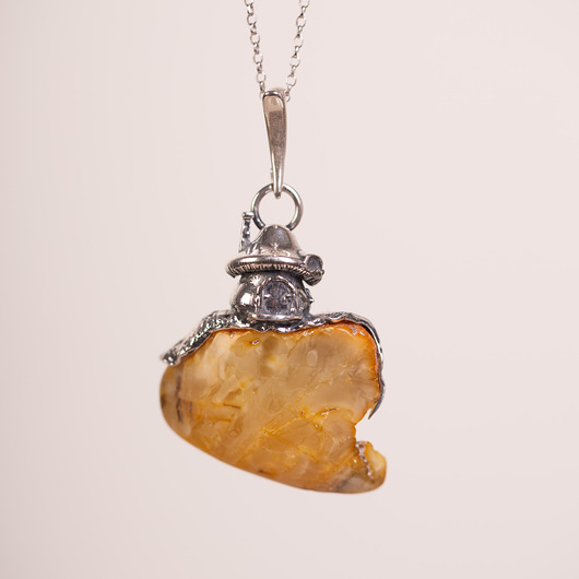 wisiory Wisiorek srebrny domek na naturalnym bursztynie bałtyckim