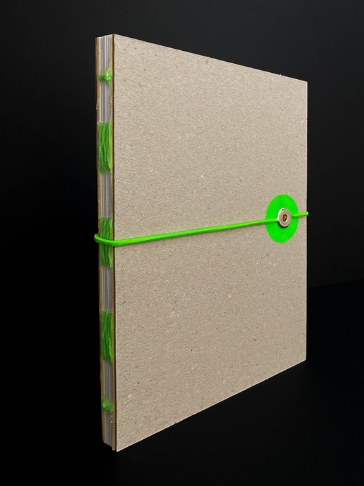 notatniki i albumy Notes  gładki zamykany na gumkę Fluo Green