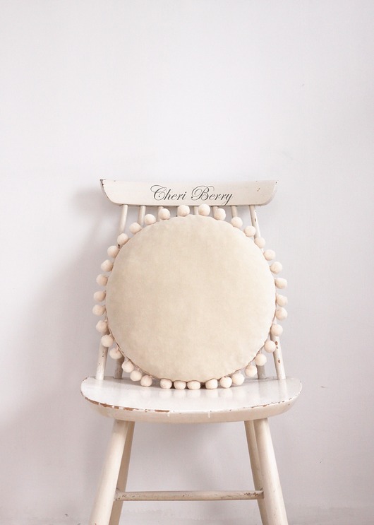 poduszki gładkie Poduszka welur okrągła z pomponami boho beżowa