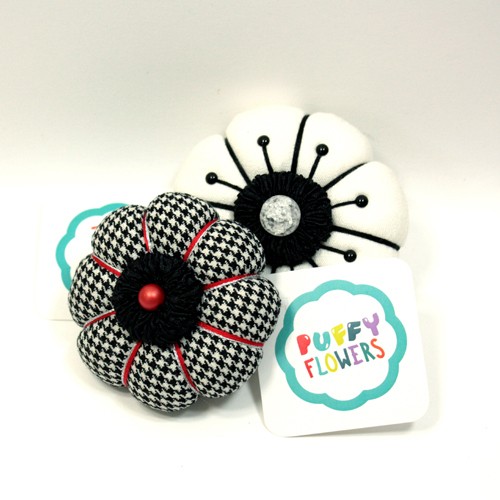 Broszka Puffy Flowers - biel Inpamo