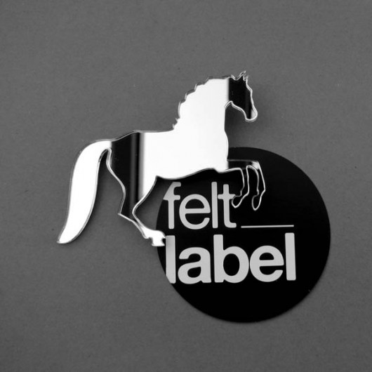 koń felt label