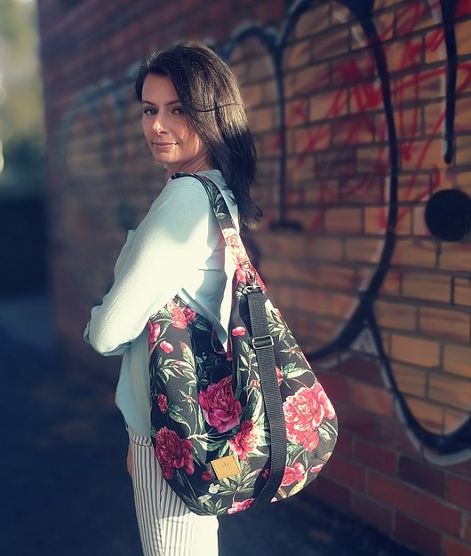 torby na ramię Hobo welurowe Piwonie na czarnym