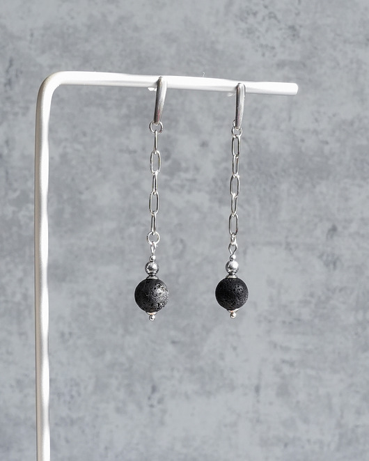 kolczyki z kamieniami Długie stalowe kolczyki z lawą wulkaniczną