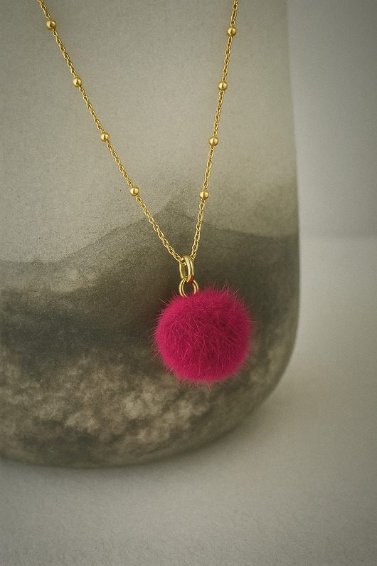 złote naszyjniki FURRY  PINK- kuleczki-naszyjnik z różowym pomponem srebro złocone