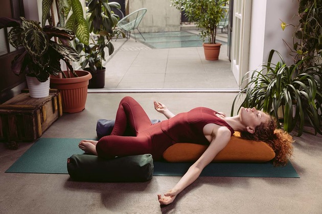 Mały wałek gryczany WellB Lazurowy obłok WELLB Mindful Relaxation