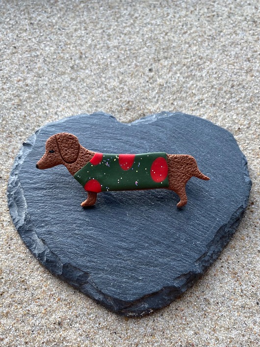 broszki Broszka jamnik w zielonym sweterku w kropki