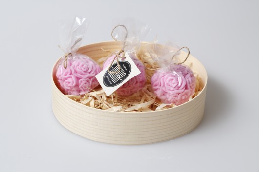 Zestaw mydełek 'kulki z róż' w owalnym pudełku Nikka handmade