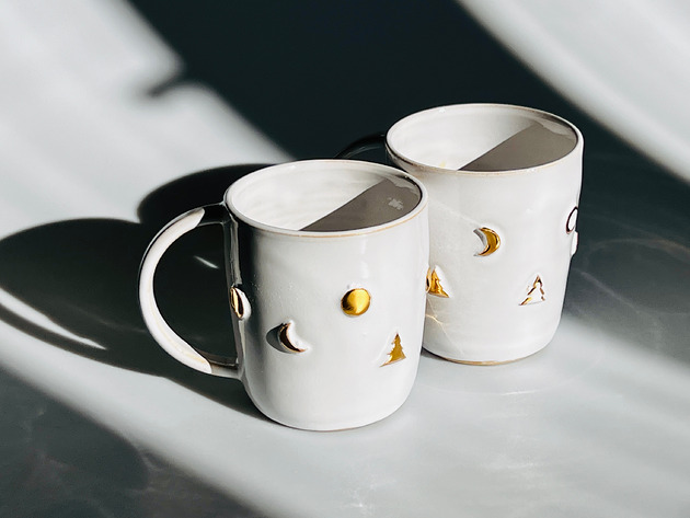 kubki Białe kubki ze złotymi światecznymi zdobieniami