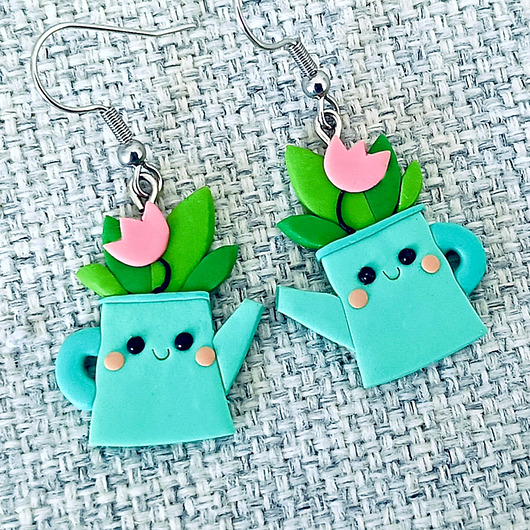 kolczyki z masy plastycznej Wiszące kolczyki konewka i różowy tulipan