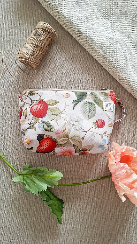 kosmetyczki ŚREDNIAK kosmetyczka Bohomazy Strawberry Patch - handmade