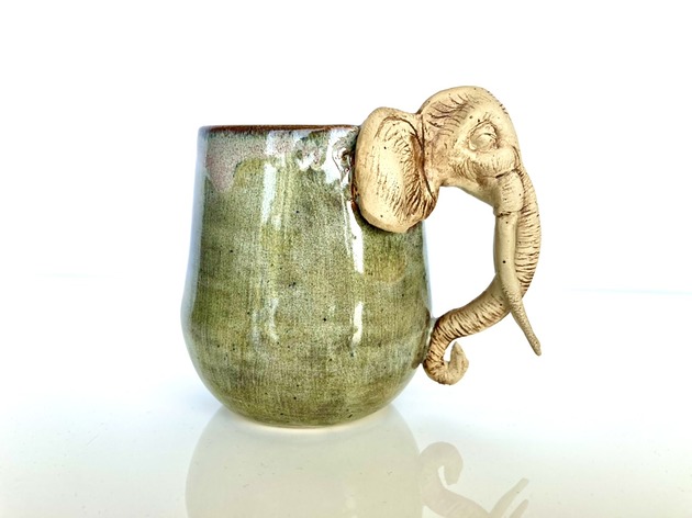 kubki Unikatowy kubek ceramiczny z motywem słonia.