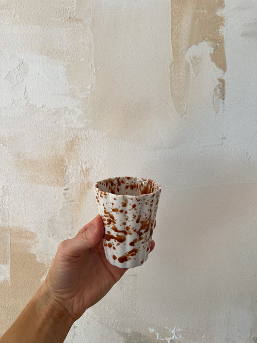 kubki Kubek porcelanowy nakrapiany czekoladowy
