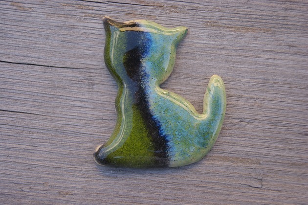 Ceramiczny magnes kot zielony Gliniana Koniczynka