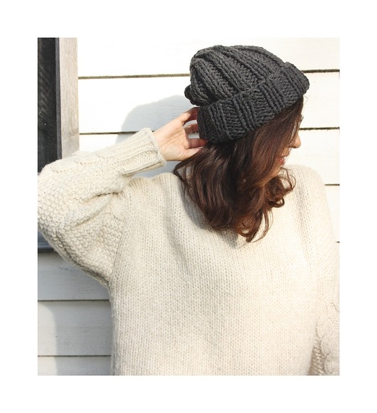 czapki damskie Czapka beanie z wełną w kolorze grafitowym