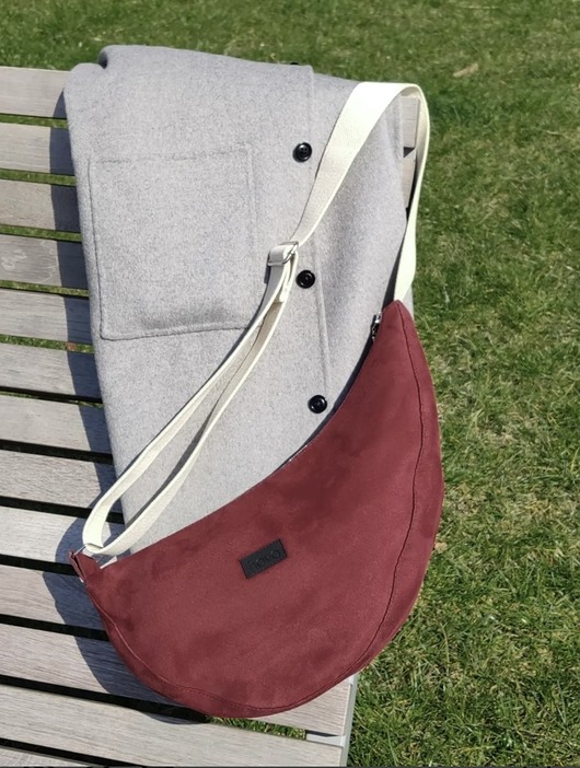 saszetka nerka Torebka BANANA BAG bordowa z jasnym paskiem