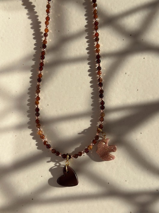 naszyjniki - inne Czekoladowy naszyjnik z granatu z charmsami - serduszko i ptaszek