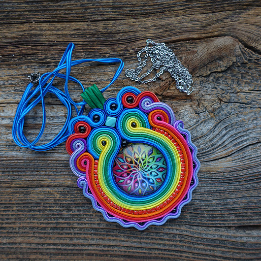 wisiory Kolorowy wisior soutache z mandalą