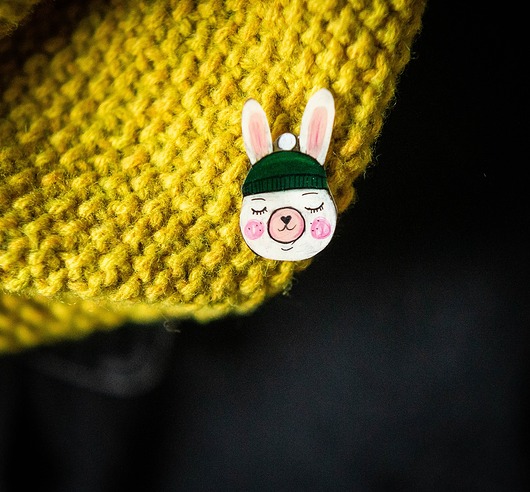 przypinki Przypinka z zimowym zającem