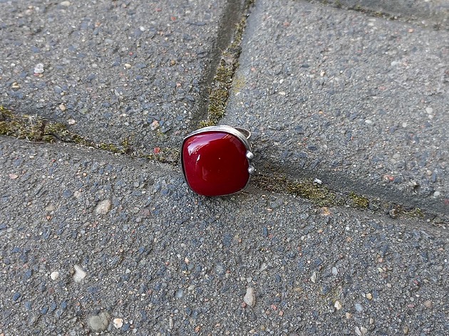 Na czerwono- pierścionek regulowany po drugiej stronie lustra