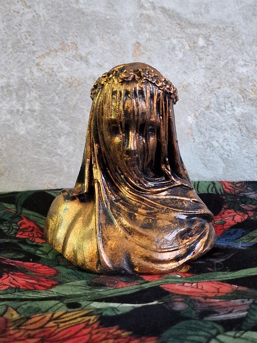 figurki i rzeźby Rzeźba Kobieta z woalką wys. 8,8 cm