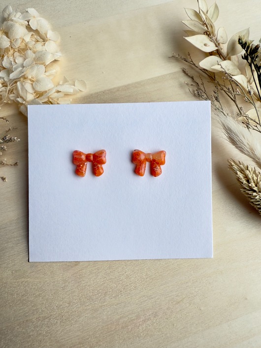 kolczyki z masy plastycznej Kolczyki Kokardki marmurkowe - pomarańczowe