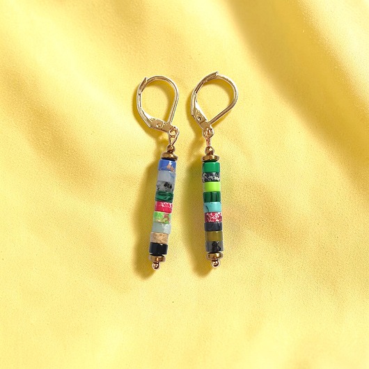 kolczyki z kamieniami Patyczki: kolorowy mix kamieni: 49mm, bigle zamknięte