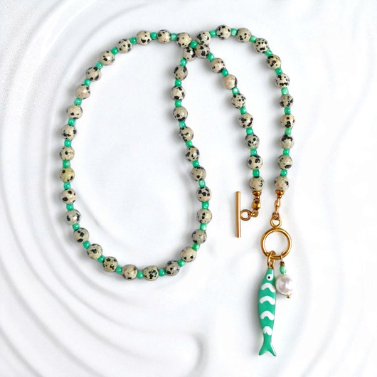 chokery Naszyjnik z rybką : jaspis dalmatyński, masa perłowa, perła