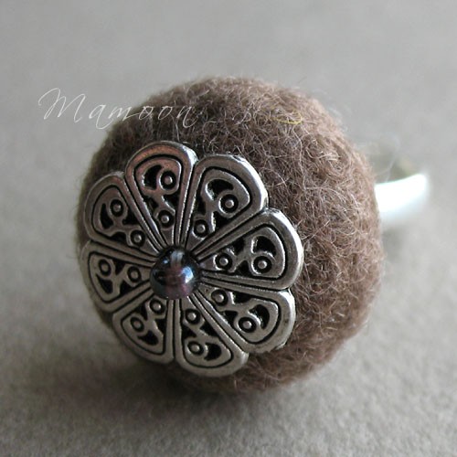 Ornament na ciemnym bezu Mamoon