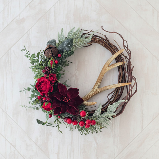 wianki bożonarodzeniowe Zimowy wieniec - welurowa poinsecja i róg (26cm)