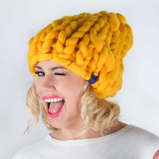 czapki damskie Żółta czapka oversized z wełny merynosów